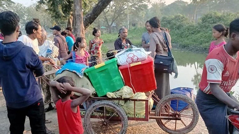 ရက္ခိုင့်တပ်တော် (AA) နှင့် စစ်ကောင်စီတပ်တိုက်ပွဲကြောင့် တိမ်းရှောင်နေကြရသည့် ရခိုင်ပြည်နယ်၊ မင်းပြားမြို့မှ စစ်ဘေးဒုက္ခသည်များအား ၂၀၂၄ ခုနှစ် ဇန်နဝါရီလ ၁၇ ရက်နေ့က တွေ့ရစဉ်။  (Photo: Citizen Journalist)