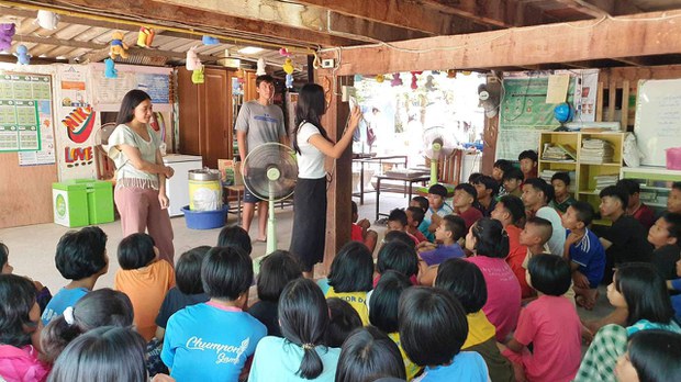 သဘာဝပတ်ဝန်းကျင်ဆိုင်ရာ အသိပညာမျှဝေပေးနေတဲ့ အမျိုးသမီးလူငယ်အဖွဲ့ သဘာဝပတ်ဝန်းကျင်ဆိုင်ရာ အသိပညာမျှဝေပေးနေတဲ့ အမျိုးသမီးလူငယ်အဖွဲ့