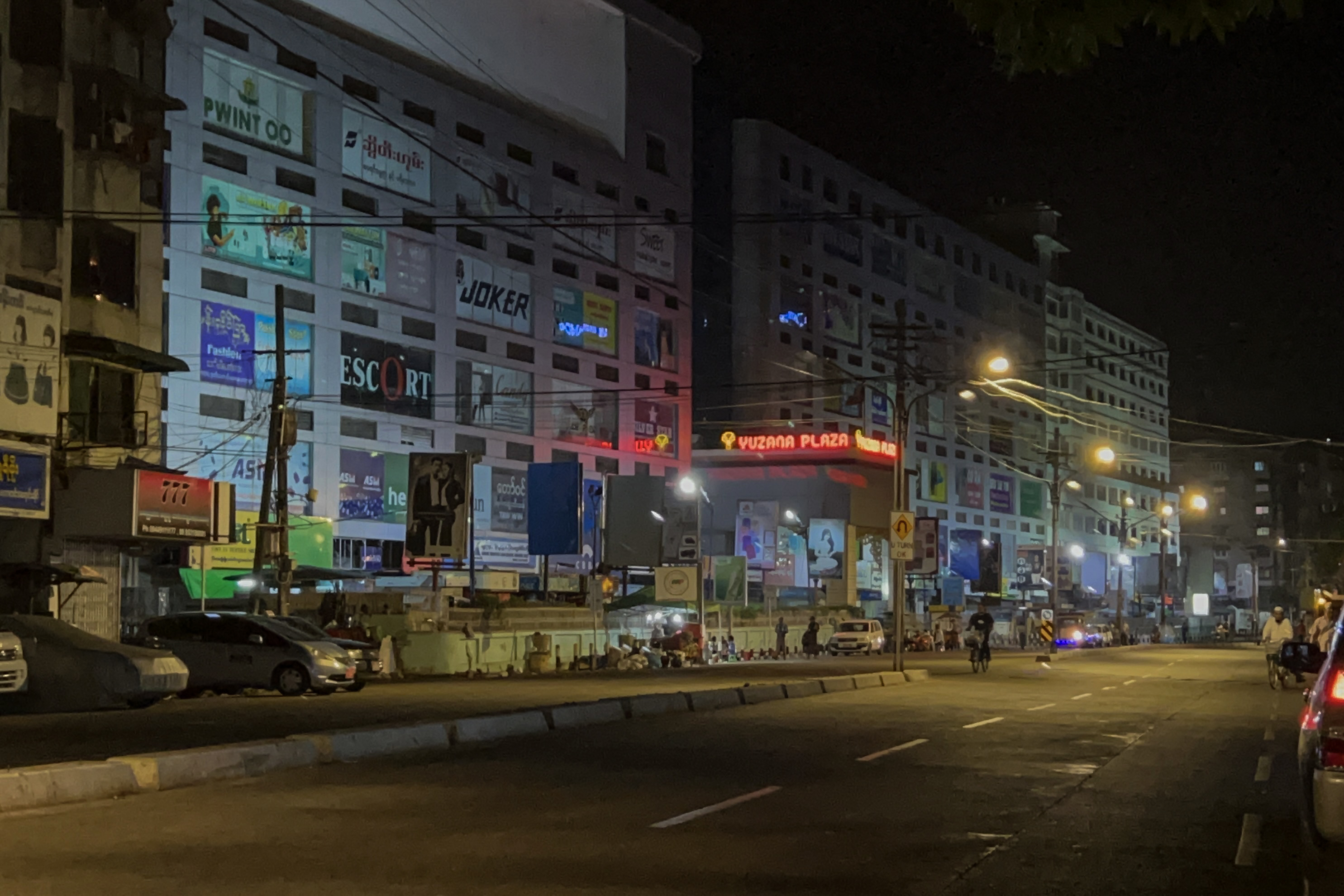 ရန်ကုန်မြို့ မင်္ဂလာတောင်ညွန့်မြို့နယ်ရှိ ယုဇနပလာဇာကို ၂၀၂၂ ခုနှစ် မတ်လ ၁၀ ရက်နေ့ညက တွေ့ရစဉ်