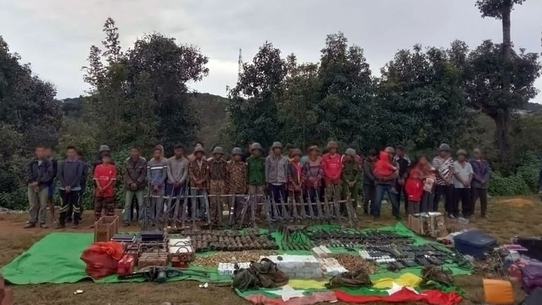 ချင်းပြည်နယ်၊ မတူပီမြို့နယ်၊ ရေဇွာမြို့ ဒေသကာကွယ်ရေးပူးပေါင်းတပ်တို့ ၂၀၂၃ ခုနှစ်၊ နိုဝင်ဘာ ၂၉ ရက်နေ့တွင် သိမ်းပိုက်ရရှိထားသည့် လက်နက်များနဲ့ စစ်ကောင်စီတပ်သားတချို့ကို တွေ့ရစဉ်။ (Photo: Citizen Journalist)