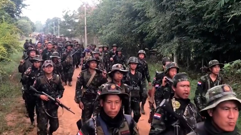 “၁၁၁၁” စစ်ဆင်ရေးပူးပေါင်းဆောင်ရွက်နေကြသည့် ကရင်နီအမျိုးသားများကာကွယ်ရေးတပ် (KNDF)၊ ကရင်နီတပ်မတော် (KA)နဲ့ ပြည်သူ့ကာကွယ်ရေးတပ် PDF တပ်ဖွဲ့များအား ၂၀၂၃ ခုနှစ် နိုဝင်ဘာလအတွင်း တွေ့ရစဉ်။ (Screenshot: Karenni Army)