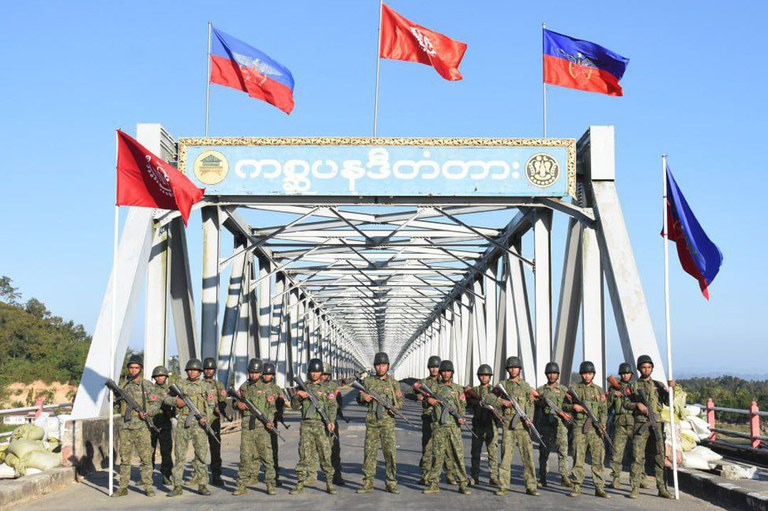 ရခိုင်ပြည်နယ်အတွင်းရှိ ကစ္ဆပနဒီတံတားတွင် AA တပ်ဖွဲ့ဝင်များ နေရာယူထားသည့် မြင်ကွင်းအား ၂ဝ၂၄ ခုနှစ်၊ ဖေဖော်ဝါရီလ ၁၃ ရက်နေ့တွင် ရက္ခိုင့်တပ်တော် (AA)က ထုတ်ပြန်ထားသည့်ပုံ။  (Photo: AA InfoDesk)