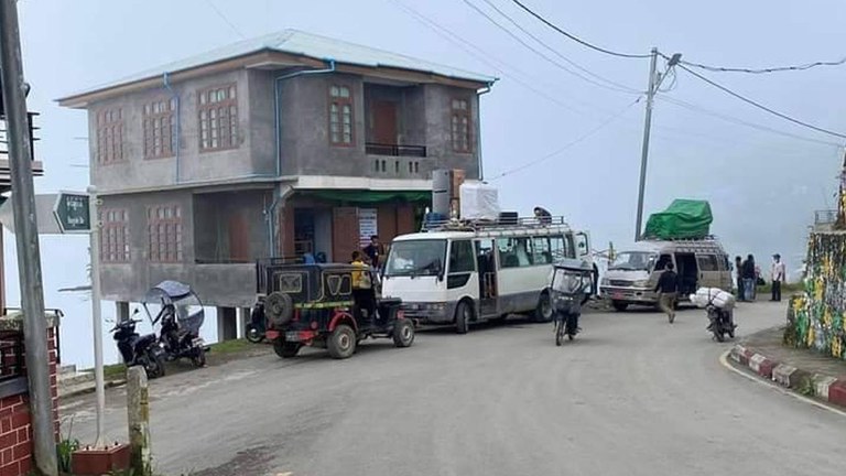 ချင်းပြည်နယ်၊ ဖလမ်းမြို့မှ ဒေသခံများ တိုက်ပွဲကြောင့် နေရပ်စွန့်ခွာရန် ပြင်ဆင်နေကြသည်ကို ၂၀၂၄ ခုနှစ်၊ ဇူလိုင်လ ၂၅ ရက်နေ့က တွေ့ရစဉ်။ (Citizen Photo)