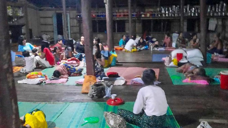 စစ်ကောင်စီတပ်နှင့် ကရင်အမျိုးသား လွတ်မြောက်ရေးတပ်မတော် (KNLA) ပူးပေါင်းတပ်များ၏ တိုက်ပွဲများကြောင့် တိမ်းရှောင်နေကြသည့် ဒေသခံများအား တွေ့ရစဉ်။ (Photo: S.O.F)