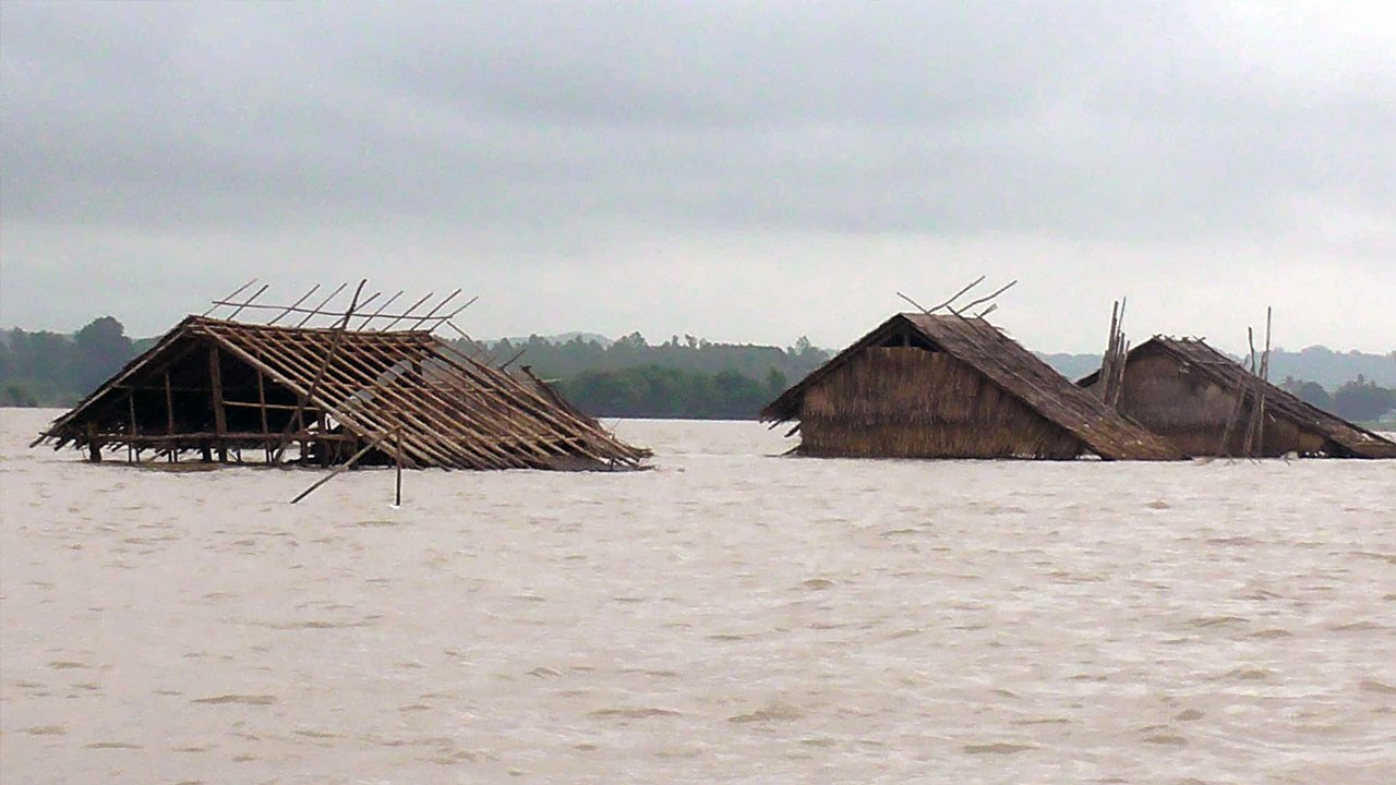 မကွေးတိုင်း၊ ကံမမြို့နယ်အတွင်း ရေနစ်မြုပ်နေသည့် ကျေးရွာတစ်ရွာကို ၂၀၂၄ ခုနှစ်၊ ဇူလိုင်လ ၂၃ ရက်နေ့က တွေ့ရစဉ်။ (Photo: Facebook/ Aung Kyaw Thu)