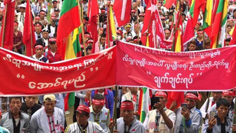 လီဆူလူမျိုးတွေကို မတရားဖမ်းဆီးသတ်ဖြတ်ခဲ့တာတွေကို KIA အနေနဲ့ တရားဝင်တောင်းပန်ပေးဖို့ ၂ဝ၁၉ ခုနှစ် ဇွန်လ ၃ ရက်နေ့က မြစ်ကြီးနားမြို့မှာ ဆန္ဒပြခဲ့စဥ်။ (Photo: RFA)