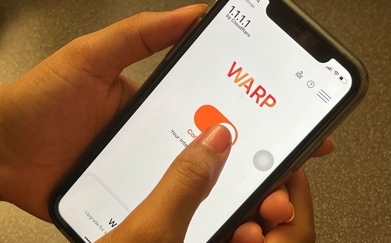 လူမှုကွန်ရက်အသုံးပြုရန်အတွက် VPN ချိတ်ဆက်နေသူတစ်ဦးအား ၂၀၂၄ ခုနှစ် ဇွန်လဆန်းက တွေ့ရစဉ်။ (Photo: RFA)