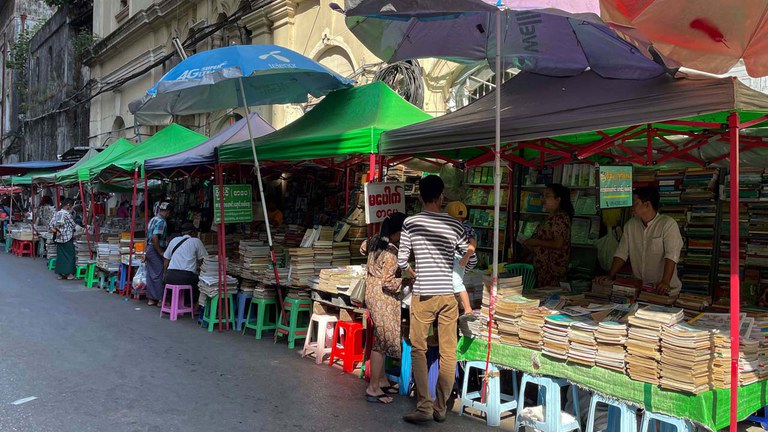 ရန်ကုန်မြို့ ၃၇ လမ်း အောက်ဘလောက်မှ စာအုပ်ဆိုင်တချို့ကို ၂၀၂၂ ခုနှစ် မတ်လ ၁၅ ရက်နေ့က တွေ့ရစဥ်။ (RFA Photo)
