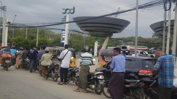နိုင်ငံတစ်ဝန်း စက်သုံးဆီ ရှားပါးပြတ်လပ်နေ နိုင်ငံတစ်ဝန်း စက်သုံးဆီ ရှားပါးပြတ်လပ်နေ