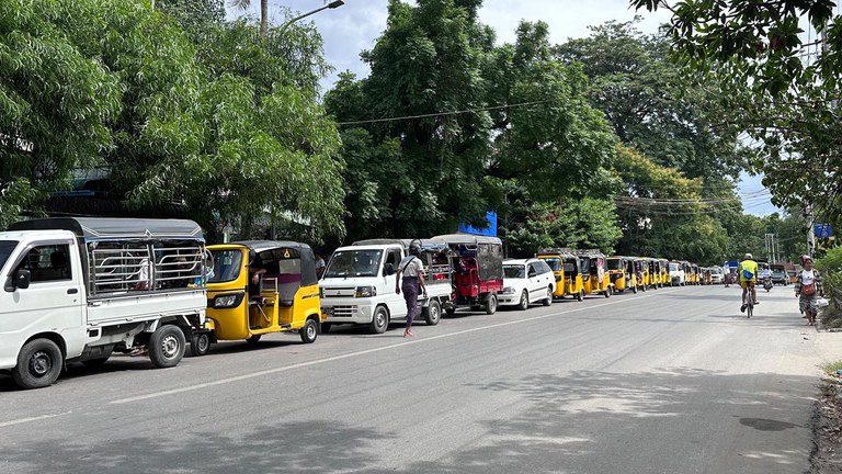မန္တလေးမြို့ရှိ New Day စက်သုံးဆီဆိုင်တွင် စက်သုံးဆီဝယ်ယူရန် တန်းစီနေကြသည်ကို ၂၀၂၄ ခုနှစ်၊ သြဂုတ်လ ၃ ရက်နေ့က တွေ့ရစဥ်။ (Photo: RFA)