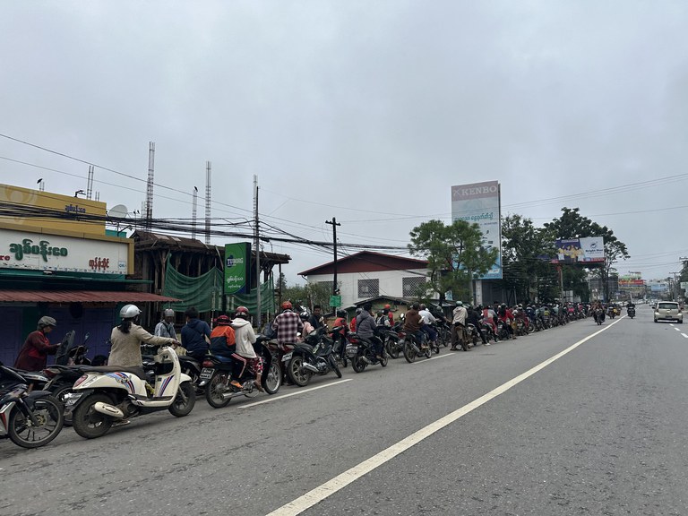 ပြင်ဦးလွင်မြို့တွင် ဓာတ်ဆီရဖို့ တန်းစီစောင့်ဆိုင်းဝယ်ယူနေကြသူများအား ၂၀၂၄ ခုနှစ် ဩဂုတ်လ ၁၃ ရက်နေ့က တွေ့ရစဉ်။ (Photo: RFA)