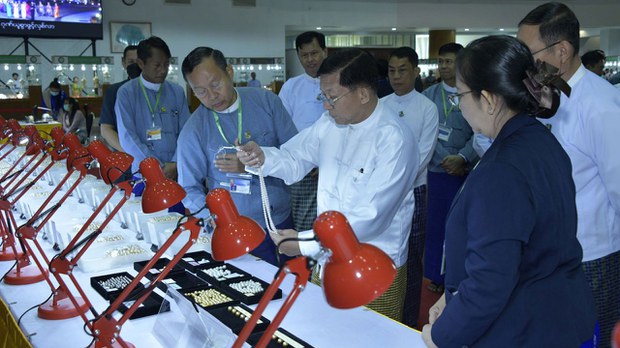 မြန်မာ့ကျောက်မျက် တရုတ်ကတစ်ဆင့် အနောက်နိုင်ငံတွေကို ရောက်ရှိနေ မြန်မာ့ကျောက်မျက် တရုတ်ကတစ်ဆင့် အနောက်နိုင်ငံတွေကို ရောက်ရှိနေ