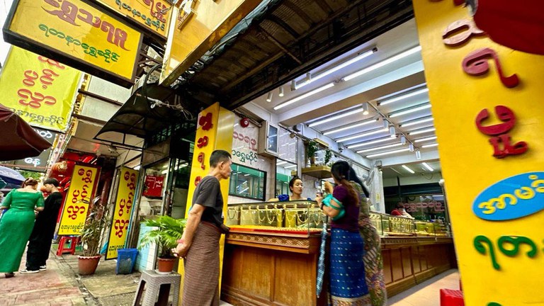 ရန်ကုန်မြို့မှ ရွှေဆိုင်တချို့အား ၂၀၂၄ ခုနှစ်၊ မေလ ၂၈ ရက်နေ့က တွေ့ရစဉ်။ (Photo: RFA)