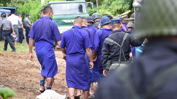 ထောင်တွင်း ကျန်းမာရေးစောင့်ရှောက်မှုညံ့လို့ နိုင်ကျဉ်းတွေအတွက် စိုးရိမ်နေရ ထောင်တွင်း ကျန်းမာရေးစောင့်ရှောက်မှုညံ့လို့ နိုင်ကျဉ်းတွေအတွက် စိုးရိမ်နေရ