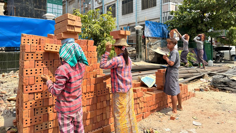 မန္တလေးမြို့ရှိ ဆောက်လုပ်ရေးလုပ်ငန်းခွင်တစ်ခုမှ အလုပ်သမားအချို့ကို ၂၀၂၄ ခုနှစ်၊ ဧပြီလ ၂၆ ရက်နေ့က တွေ့ရစဉ်။ (Photo: RFA)