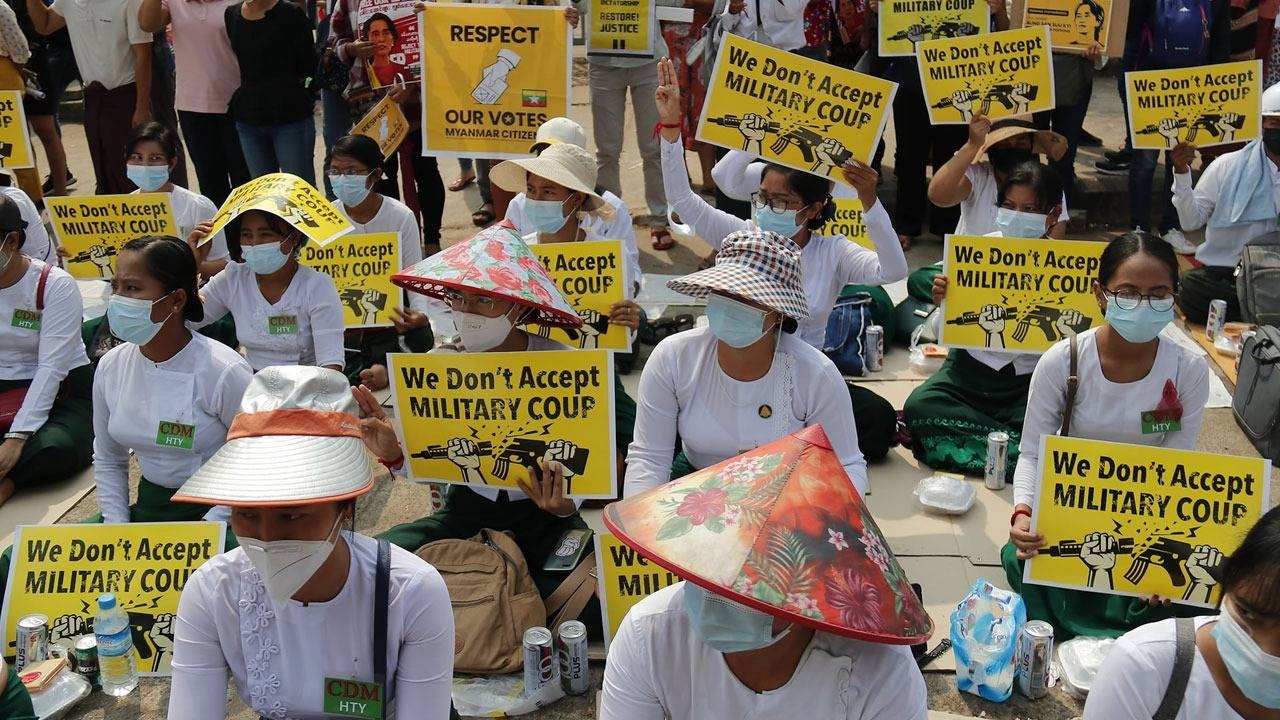 ၂၀၂၁ ခုနှစ်၊ ဖေဖော်ဝါရီလ ၁၈ ရက်နေ့က ရန်ကုန်မြို့၊ တရုတ်သံရုံးရှေ့မှာ စစ်အာဏာရှင်ဆန့်ကျင်ရေး ဆန္ဒပြခဲ့ကြသည့် လှိုင်သာယာမြို့နယ် ပညာရေးဝန်ထမ်းများသပိတ်ကို တွေ့ရစဉ်။( Photo:RFA)