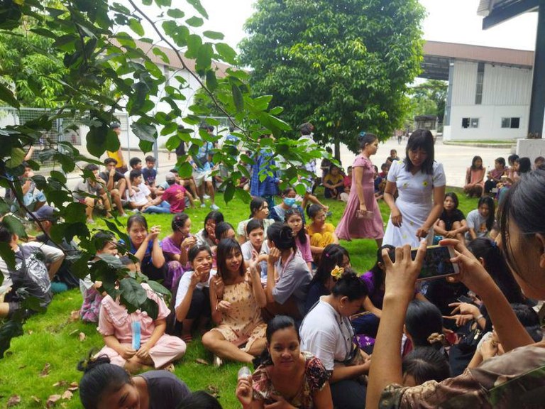 ဆန္ဒပြတောင်းဆိုနေကြသည့် CHARIS စက်ရုံမှ အလုပ်သမားများအား ၂၀၂၄ ခုနှစ် နိုဝင်ဘာ ၆ ရက်နေ့က တွေ့ရစဉ်။ (Citizen Photo)