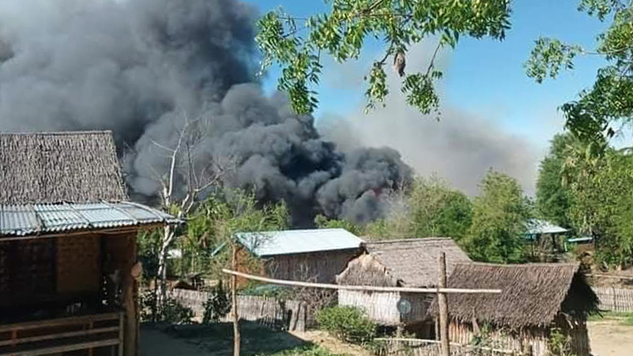 ၂၀၂၁ ခုနှစ် ဇွန်လ ၁၆ ရက်နေ့မှာ မကွေးတိုင်း၊ ပေါက်မြို့နယ်ရှိ ကင်းမရွာမှ နေအိမ်များကို  စစ်ကောင်စီတပ် မီးရှို့ခဲ့စဥ် (Photo: CJ)