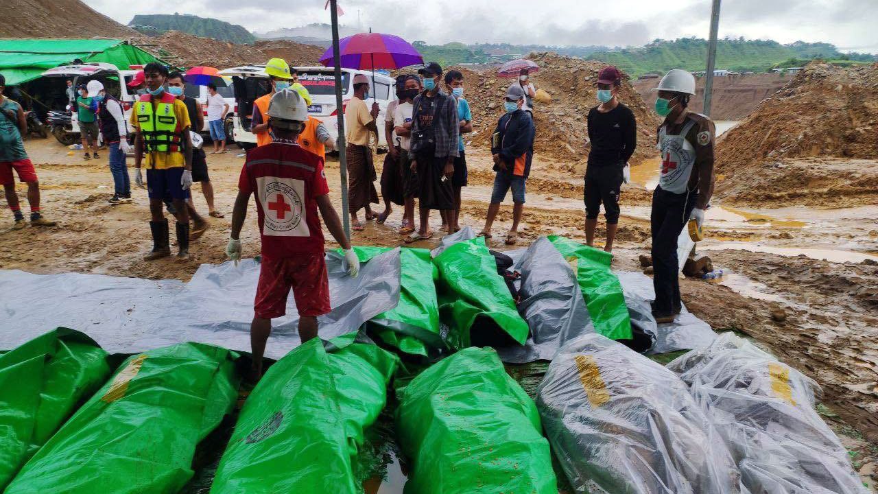 ကချင်ပြည်နယ်၊ ဖားကန့်မြို့နယ် မနရွာရှိ ကျောက်စိမ်းတူးဖော်ရေးလုပ်ကွက် မြေပြိုကျပြီး ပျောက်ဆုံးနေသူများထဲမှ ပြန်တွေ့ခဲ့သည့် ရုပ်အလောင်းအချို့ကို ၂၀၂၃ ခုနှစ်၊ သြဂုတ်လ ၁၅ ရက်နေ့က တွေ့ရစဉ်။ (Photo: Citizen Journalist)