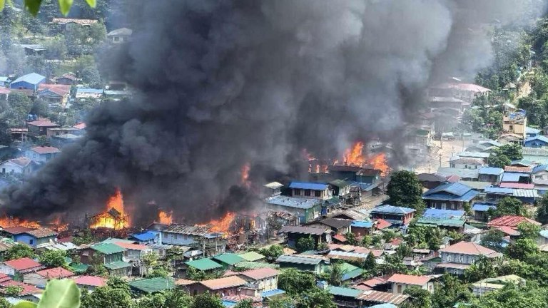 ဆိုင်းတောင် ကျေးရွာ ရပ်ကွက် (၄) ဘက် လက်နက်ကြီးကျပြီး နေအိမ်နှင့် ဆိုင်တန်းအချို့ မီးလောင်နေသည်ကို ၂၀၂၄ ခုနှစ် စက်တင်ဘာ ၁၂ ရက်နေ့က တွေ့ရစဉ်။ (Citizen Photo)