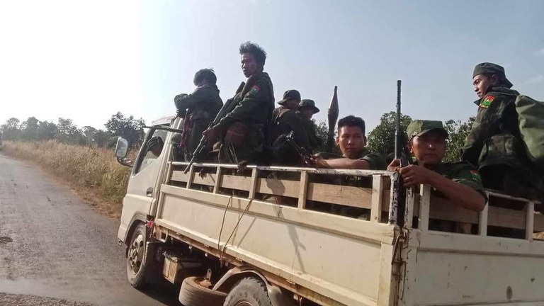 ပအိုဝ်းအမျိုးသားလွတ်မြောက်ရေးတပ်မတော် (PNLO/PNLA) တပ်ဖွဲ့ဝင်များအား ကားတစ်စီးပေါ်တွင် ၂၀၂၄ ခုနှစ် ဇန်နဝါရီလ ၂၅ ရက်နေ့က တွေ့ရစဉ်။ (Photo: PNLO/PNLA)