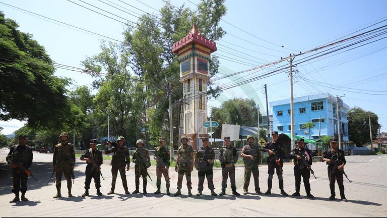 တအာင်းအမျိုးသား လွတ်မြောက်ရေးတပ်မတော် (TNLA) တပ်ဖွဲ့ဝင်များအား ၂၀၂၄ ခုနှစ် ဩဂုတ်လ ၁၄ ရက်နေ့က သီပေါမြို့တွင် တွေ့ရစဉ်။ (Telegram/ PSLF/TNLA News)