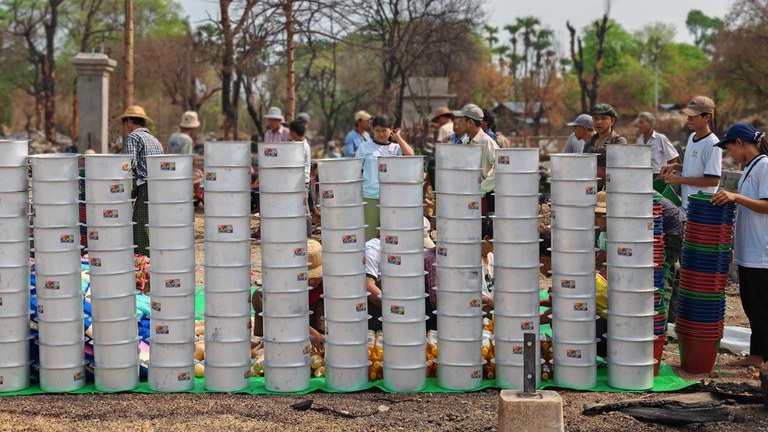 နေရပ်စွန့်ခွာ ထွက်ပြေးကြရသည့် စစ်ဘေးဒုက္ခသည်များအတွက် လိုအပ်သည့် အသုံးအဆောင်ပစ္စည်းများ ဝေမျှပေးနေသည်ကို ၂၀၂၄ ခုနှစ်၊ မေလ ၁၂ ရက်နေ့က တွေ့ရစဥ်။ (ဓာတ်ပုံ- အညာပစ်တိုင်းထောင်လေးများ)