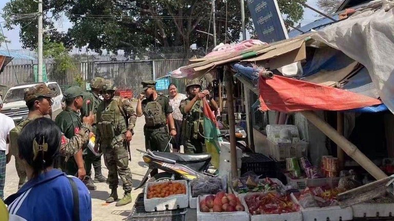 KIA တပ်ဖွဲ့ဝင်များအား ၂၀၂၄ ခုနှစ် ဧပြီ ၄ ရက်နေ့က လွယ်ဂျယ်မြို့တွင် တွေ့ရစဉ်။ (Photo: Citizen Journalist)