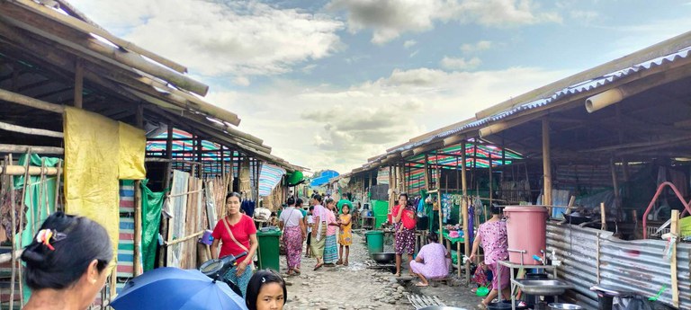 ကချင်ပြည်နယ်၊ ဝိုင်းမော်မြို့နယ်ရှိ  သာယာအေး စစ်ဘေးဒုက္ခသည်စခန်းမှ စစ်ဘေးဒုက္သည်များအား ၂၀၂၄ ခုနှစ်ဩဂုတ် ၂၂ ရက်နေ့က တွေ့ရစဉ်။ (Photo : Facebook/ JaoPyinnar Sara)