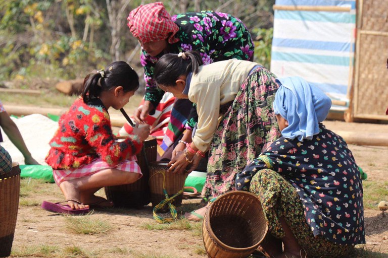 ရိက္ခာရယူနေကြသည့် ကရင်နီစစ်ဘေးရှောင် အမျိုးသမီးတချို့အား ၂ဝ၂၃ ခုနှစ် မတ်လ ၅ ရက်နေ့က တွေ့မြင်ရစဉ်။ (ဓာတ်ပုံ : ကရင်နီပြည် စစ်ဘေးရှောင် ကူညီစောင့်ရှောက်ရေးကွန်ရက်)