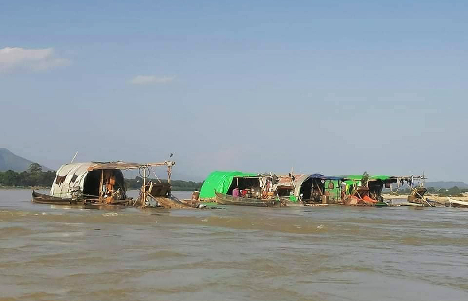 (မြစ်လယ်မှာ ဖောင်တွေနဲ့ တရားမဝင် ရွှေတူးနေကြစဥ်) Photo: CJ
