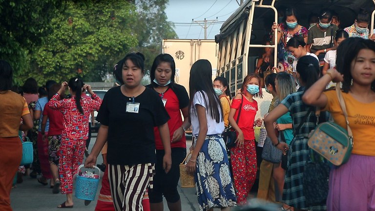 ရန်ကုန်တိုင်း၊ လှိုင်သာယာမြို့နယ်တွင် အလုပ်လုပ်ရန် လာရောက်ကြသည့် စက်ရုံဝန်ထမ်းများအား ၂၀၂၂ ခုနှစ်၊ ဧပြီလ ၇ ရက်နေ့က တွေ့ရစဉ်။ (RFA Photo)