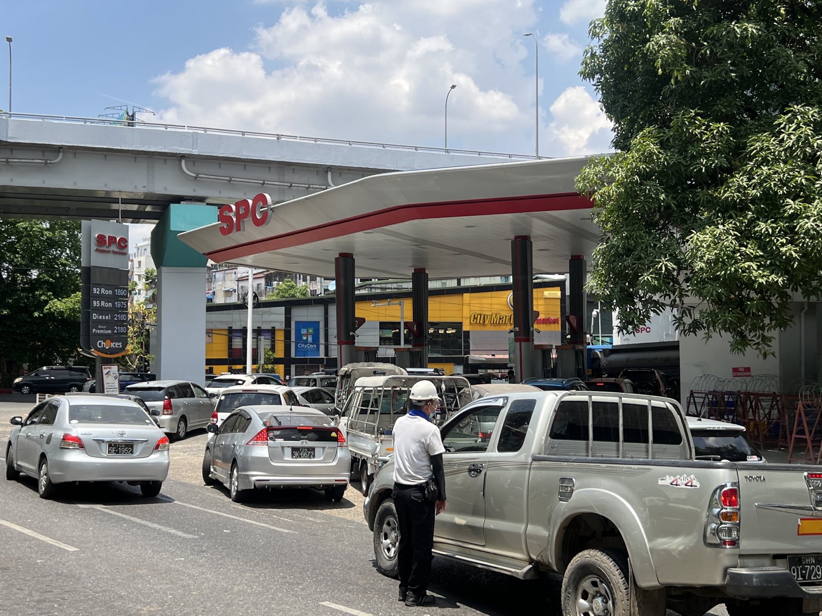 ၂၀၂၂ ခုနှစ် ဧပြီလ ၁၉ ရက်နေ့မှာ ရန်ကုန်မြို့ရှိ စက်သုံးဆီဆိုင်တစ်ဆိုင်ကို တွေ့ရစဉ် (Photo: RFA)