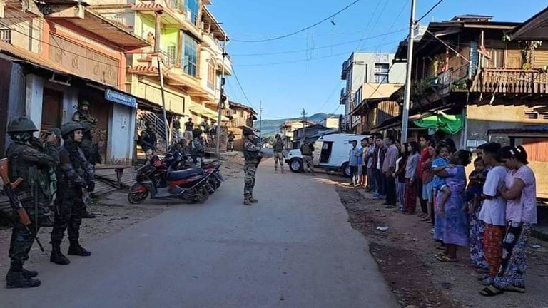 မိုးရေးမြို့တွင် အဖမ်းခံရသည့် မြန်မာစစ်ဘေးဒုက္ခသည်များအား ၂၀၂၃ ခုနှစ် နိုဝင်ဘာလ ၁ ရက်နေ့က တွေ့ရစဉ်။ (Photo: Explore Manipur)