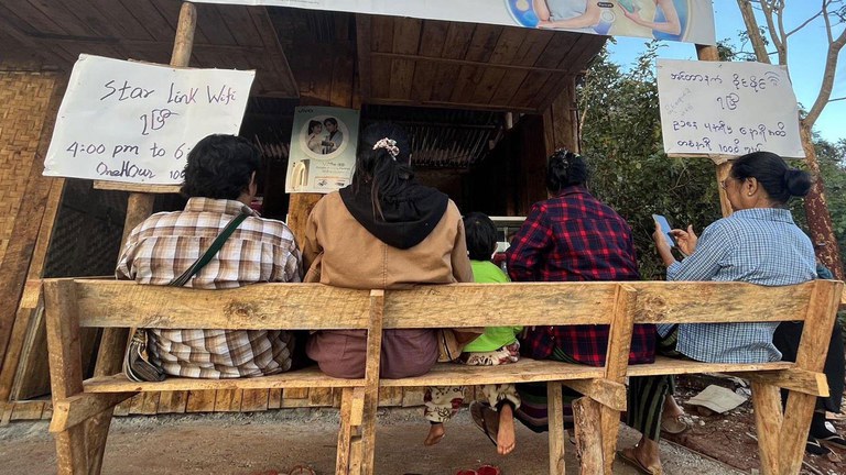 ဖုန်းလိုင်းနှင့် အင်တာနက်ဖြတ်တောက်ခံထားရသည့် ကယားပြည်နယ်တွင် Starlink အင်တာနက် အသုံးပြုနေသူများကို ၂၀၂၃ ခုနှစ် နိုဝင်ဘာလ ၂၂ ရက်နေ့က တွေ့ရစဉ်။ (Karenni Hope Photo)
