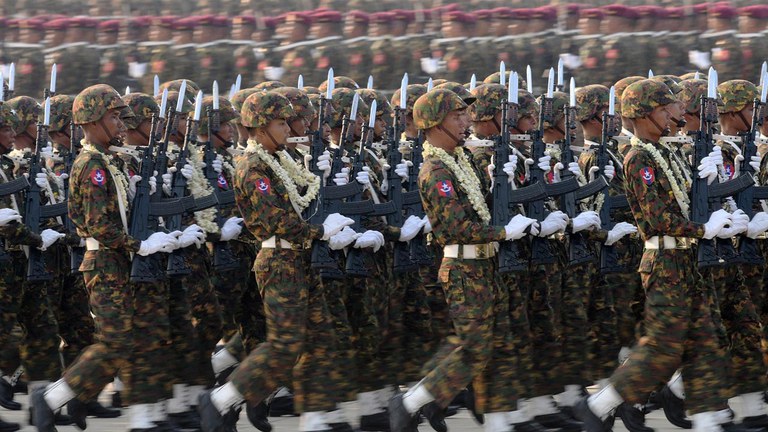 ၂၀၂၃ ခုနှစ်၊ မတ်လ ၂၇ ရက်နေ့က နေပြည်တော်တွင် ကျင်းပသည့် တပ်မတော်နေ့အခမ်းအနားတွင် စစ်ရေးပြနေသည့် စစ်ကောင်စီတပ်သားများအား တွေ့ရစဥ်။ (Photo: STR / AFP)