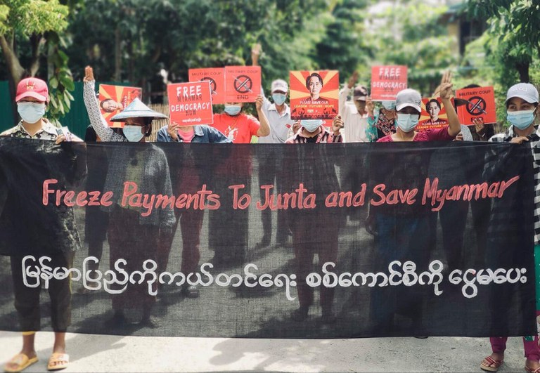 စစ်ကိုင်းတိုင်း၊ ကလေးမြို့တွင် သွေးစွန်းငွေ ဖြတ်တောက်ရေးလှုပ်ရှားမှုတွင် ပါဝင်ခဲ့ကြသူများအား ၂၀၂၂ ခုနှစ် အောက်တိုဘာလ ၂၈ ရက်နေ့က တွေ့ရစဉ်။ (Photo: Citizen Journalist)