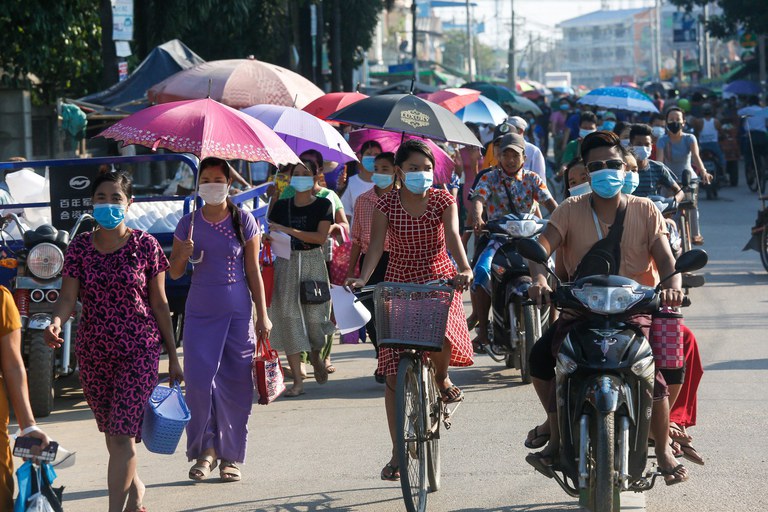 ရန်ကုန်တိုင်း လှိုင်သာယာမြို့နယ်မှ အလုပ်သမားများအား ၂၀၂၀ ခုနှစ် မေလ ၁၆ ရက်နေ့က တွေ့ရစဉ်။ (Photo: AFP)