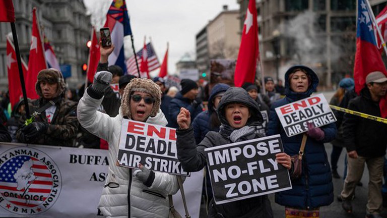 no fly zone protest ၂ဝ၂၃ ခုနှစ် ဖေဖော်ဝါရီလ ၂၅ ရက်နေ့က စစ်ကောင်စီကို အရေးယူပေးဖို့နဲ့ လေယာဉ်မပျံသန်းရဇုန်သတ်မှတ်ပေးဖို့ အမေရိကန်ပြည်ထောင်စုရောက် မြန်မာများ တောင်းဆိုဆန္ဒပြနေကြစဉ်။ (Photo: RFA)