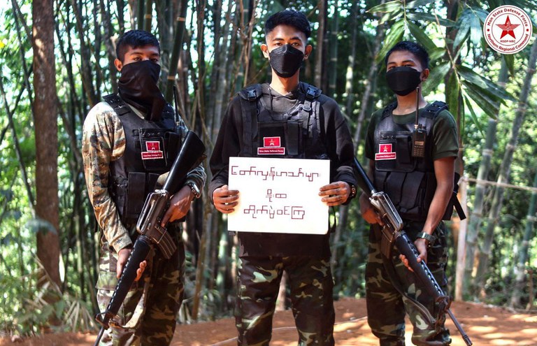 မွန်ပြည်ကာကွယ်ရေးတပ် (MSDF) တပ်ဖွဲ့ဝင်တချို့အား ၂၀၂၃ ခုနှစ်၊ ဖေဖော်ဝါရီလ ၁ ရက်နေ့က တွေ့ရစဉ်။ (Mon State Defense Force - MSDF)