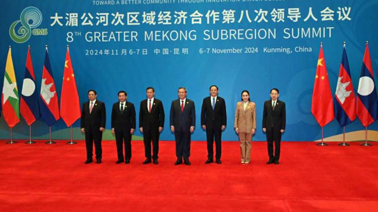၂၀၂၄ ခုနှစ်၊ နိုဝင်ဘာလ ၇ ရက်နေ့ တရုတ်နိုင်ငံ၊ ကူမင်းမြို့တွင် ကျင်းပသည့် အဋ္ဌမအကြိမ် မဟာမဲခေါင်ဒေသခွဲ ထိပ်သီးအစည်းအဝေး (8th Greater Mekong Subregion Summit) တွင် စစ်ကောင်စီဥက္ကဋ္ဌ ဗိုလ်ချုပ်မှူးကြီး မင်းအောင်လှိုင် တက်ရောက်ခဲ့စဉ်။ (Photo: Myanmar Military)