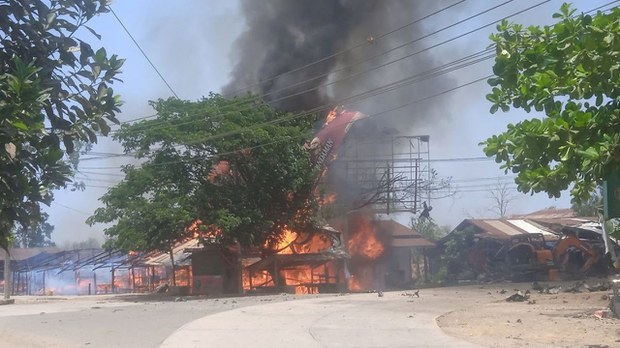 ရခိုင်ပြည်နယ်၊ ကျောက်ဖြူခရိုင်၊ စနဲမြို့ရှိ စနဲစျေး မီးလောင်နေသည့် မြင်ကွင်းအား ၂ဝ၂၄ ခုနှစ် မေလ ၉ ရက်နေ့က တွေ့ရစဉ်။ (Photo: Arakan princess Media)