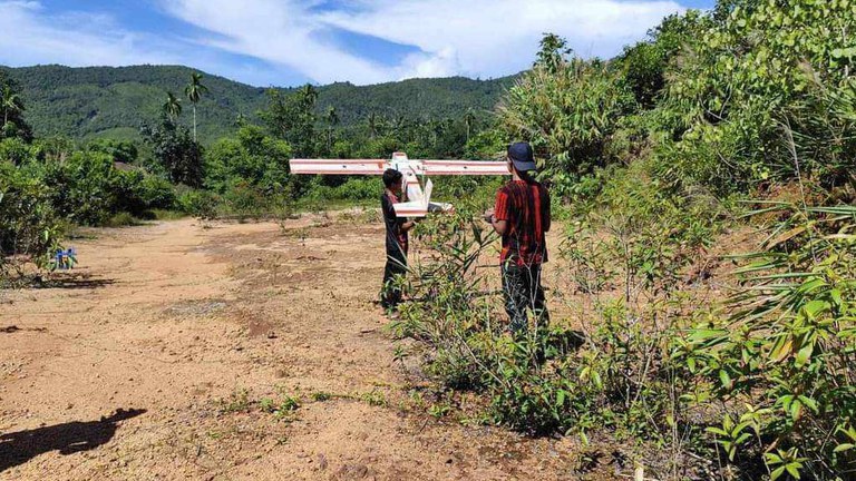 ပြည်သူ့ကာကွယ်ရေး တပ်မတော် မြိတ်ခရိုင် အမှတ် (၁) တပ်ရင်းမှ တပ်ဖွဲ့ဝင် နှစ်ဦးအား ဒရုန်းတစ်စင်းနဲ့အတူ ၂၀၂၄ ခုနှစ် အောက်တိုဘာလ ၄ ရက်နေ့က တွေ့ရစဉ်။ (ဓာတ်ပုံ -  မြိတ်ခရိုင် အမှတ် (၁) တပ်ရင်း)