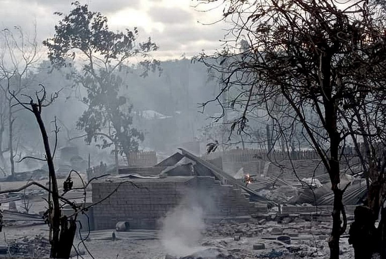 မကွေးတိုင်း၊ ပေါက်မြို့နယ် ကင်းမရွာတွင် မီးရှို့ခံထားရသော နေအိမ်များကို ၂၀၂၁ ခုနှစ် ဇွန်လ ၁၆ ရက်နေ့က တွေ့ရစဉ်။ (Citizen Photo)