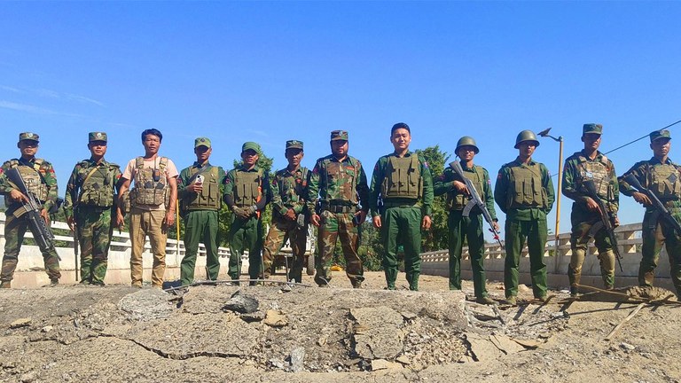 MNDAA နှင့် TNLA တို့မှ ကျေးသီးတံတားကို ၂၀၂၃ ခုနှစ် နိုဝင်ဘာလ ၂၀ ရက်နေ့က သိမ်းယူခဲ့စဉ်။ (Photo: The KoKang)