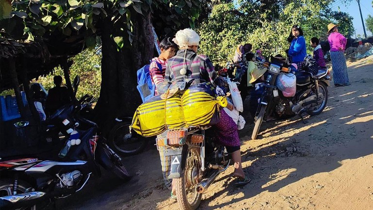 စစ်ကိုင်းတိုင်း၊ ခင်ဦးမြို့နယ်ထဲသို့ စစ်ကောင်စီစစ်ကြောင်း ဝင်ရောက်လာသဖြင့် ထွက်ပြေးနေကြရသည့် ဒေသခံများအား ၂၀၂၄ ခုနှစ်၊ ဇန်နဝါရီလ ၃ ရက်နေ့က တွေ့ရစဉ်။ (ဓာတ်ပုံ - ကိုလူချော)