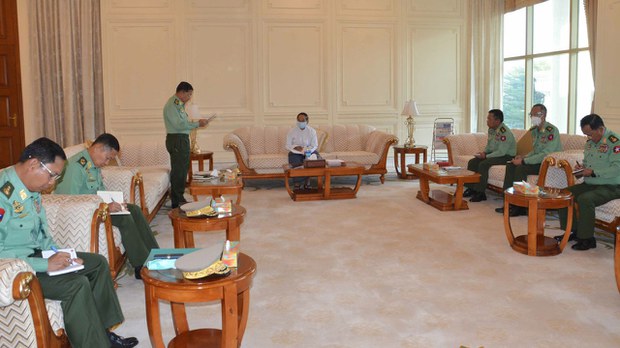 သမ္မတ ဦးဝင်းမြင့်မပါတဲ့ ကာလုံအစည်းအဝေး ဥပဒေနဲ့မညီလို့ ဝေဖန်နေကြ သမ္မတ ဦးဝင်းမြင့်မပါတဲ့ ကာလုံအစည်းအဝေး ဥပဒေနဲ့မညီလို့ ဝေဖန်နေကြ