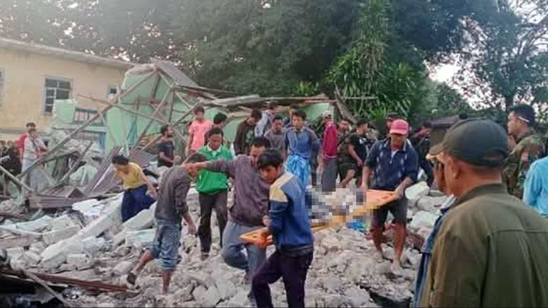 မန္တလေးတိုင်း၊ မိုးကုတ်မြို့အနောက်ပိုင်း ဝင်းထရံကျောက်တွင်းအနီးကို ၂၀၂၅ ခုနှစ်၊ ဖေဖော်ဝါရီလ ၁၀ ရက်နေ့တွင် စစ်ကောင်စီတပ်က လေကြောင်းနှင့် ဗုံးကြဲပြီးနောက် ကယ်ဆယ်ရေးလုပ်နေသည်ကို တွေ့ရစဉ်။ (Photo: Facebook/ Mai Amm La Ngean)