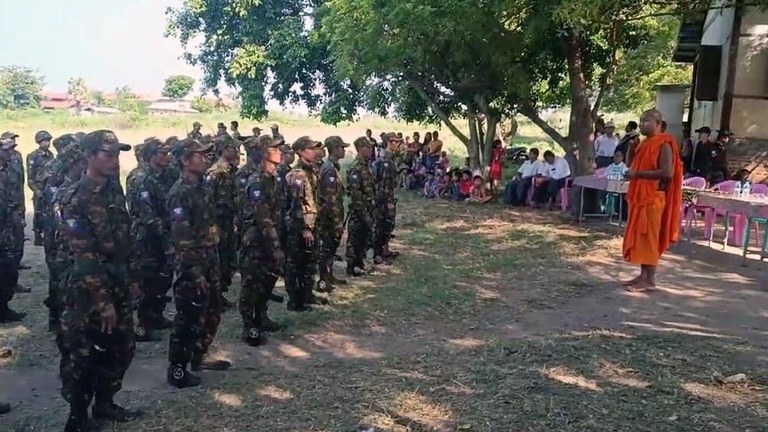 ကန့်ဘလူမြို့နယ် ကမ်းဖြူကျေးရွာအုပ်စု ပြည်သူ့စစ်သင်တန်းဆင်းပွဲ ကျင်းပနေသည်ကို ၂၀၂၂ ခုနှစ် နိုဝင်ဘာလ ၂၆ ရက်နေ့က တွေ့ရစဥ်။ (Photo: Myanmar National Post)