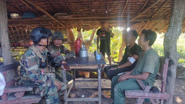 ပဲခူးတိုင်း၊ ကျောက်ကြီးမြို့နယ်အတွင်း မုန်းမြို့သိမ်းတိုက်ပွဲတွင် PDF နှင့် မဟာမိတ်ပူးပေါင်းတပ်ဖွဲ့များထံ ၂၀၂၃ ခုနှစ်၊ ဒီဇင်ဘာလ ၄ ရက်နေ့က လက်နက်ချခဲ့သည့် စစ်ကောင်စီတပ်ဖွဲ့ဝင်တချို့အား KNLA အဖွဲ့က ထုတ်ပြန်ထားသည့်ပုံ။ (Photo : KNLA)